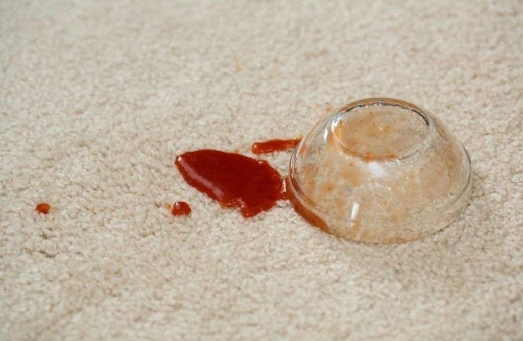 شستشو لکه سس قرمز از روی فرش